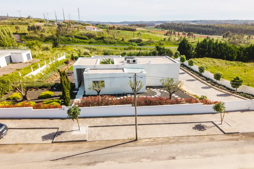 Moradia Contemporânea de Luxo com Vista Barragem, Piscina e 3.000m² Urbanos | Peniche