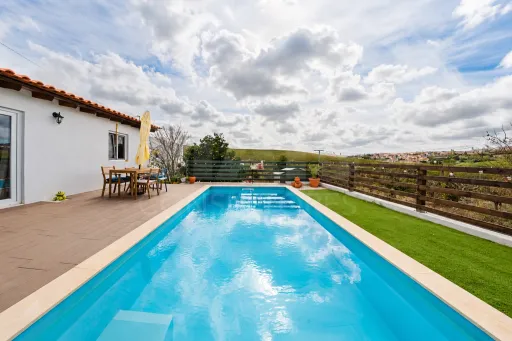 Moradia T2 com anexo T1, piscina e terreno de 1.000 m², em Torres Vedras