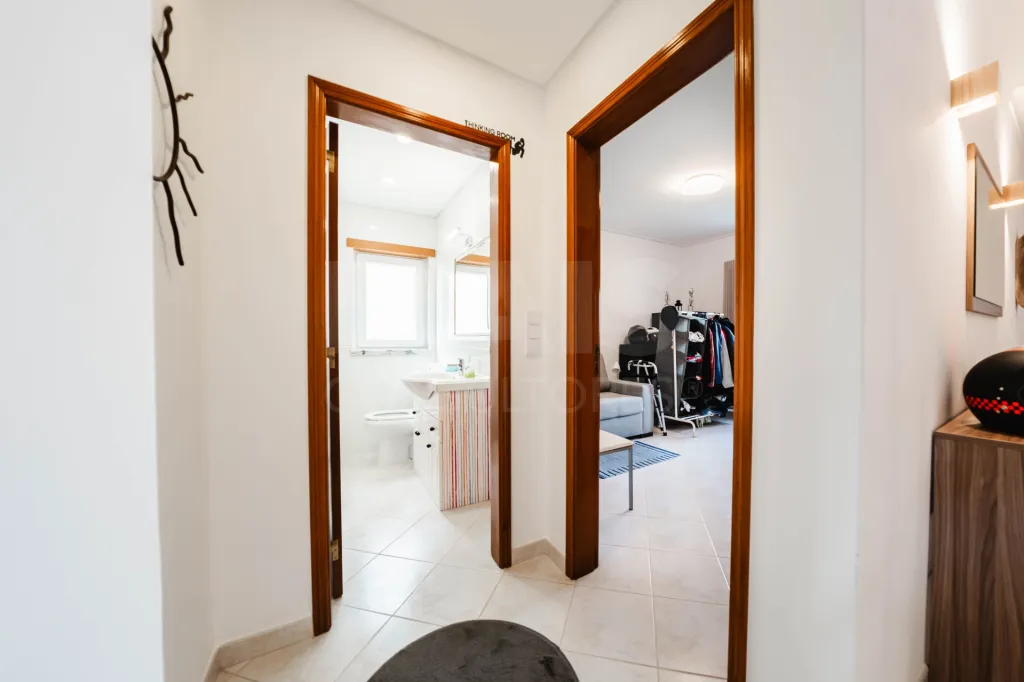 Moradia exclusiva com piscina aquecida, suite, garagem e jardim deslumbrante