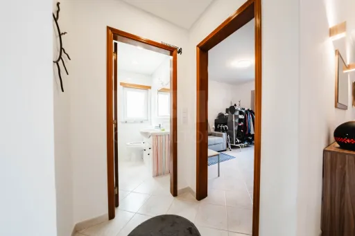 Moradia exclusiva com piscina aquecida, suite, garagem e jardim deslumbrante