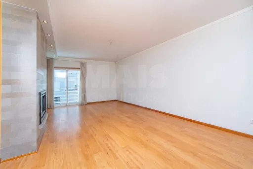 Apartamento T3 com garagem e arrecadação