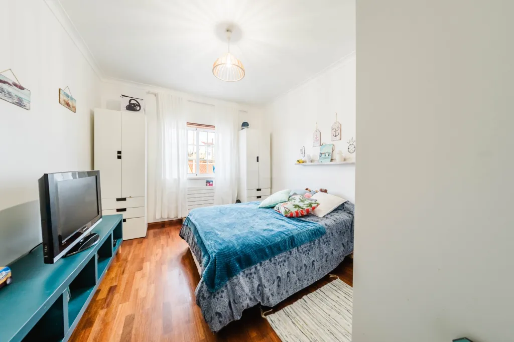 Apartamento T3 com Aquecimento Central, Garagem, Varandas e Arrecadações – Ferrel / Baleal