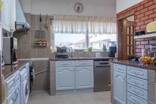 Moradia T5, com garagem e espaço exterior, Caneças