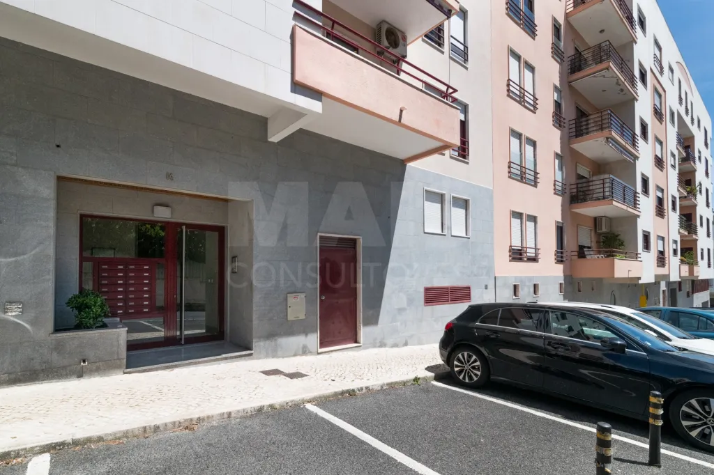 3-Bedroom Apartment in Linda-a-Velha