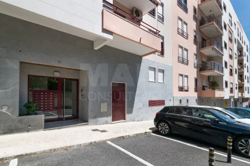 3-Bedroom Apartment in Linda-a-Velha