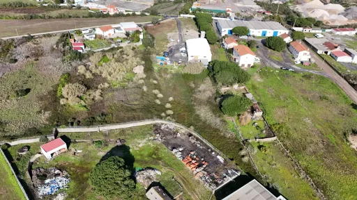 Armazém inserido em terreno de 9342m2 na Terrugem