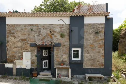 Moradia T1 Parcialmente Remodelada no casal das Andorinhas - Dois Portos