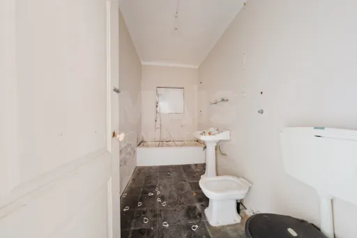 Moradia inserida num amplo terreno com 4.730 m²