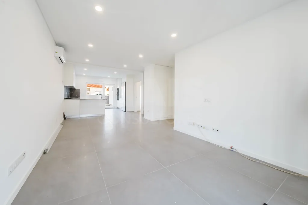 Moradia T3+1 Garagem, Logradouro e Vista Mar