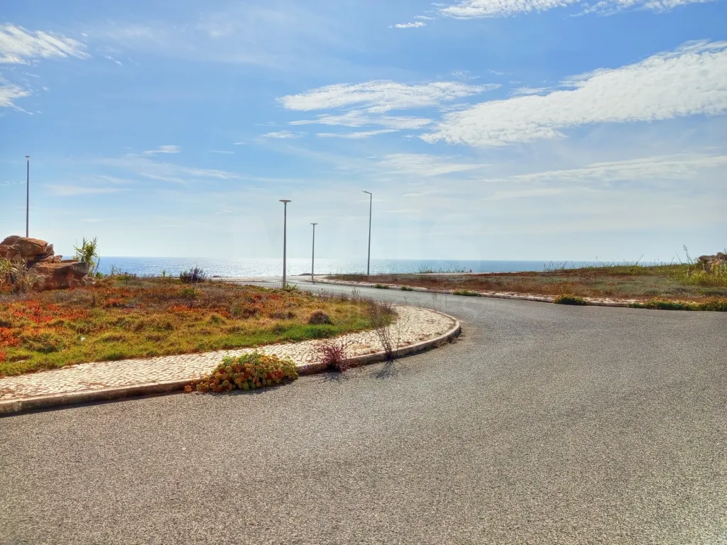 2 bedroom apartment with sea view and garage!
