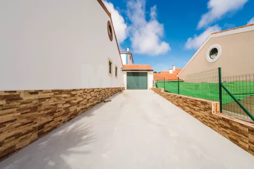 Moradia T3 Térrea com Garagem e Pátio no Nadadouro
