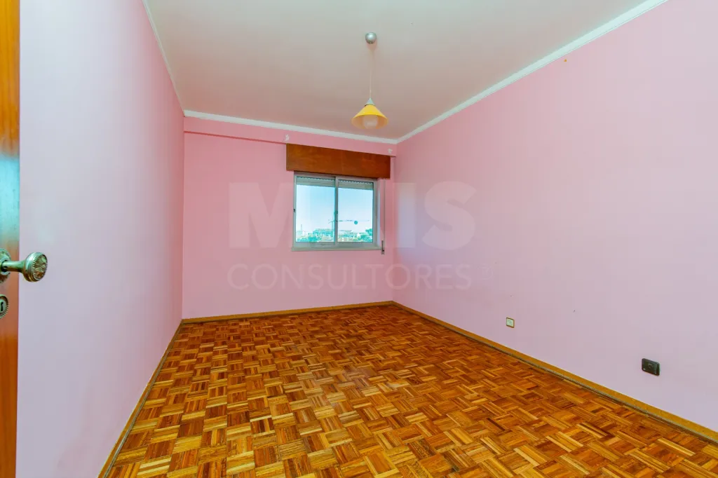 Apartamento T3 com varandas, arrecadação e vista desafogada em Samora Correia
