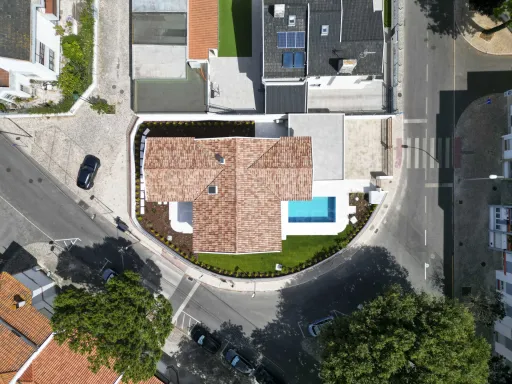 Moradia nova com piscina T4 em Linda a Velha