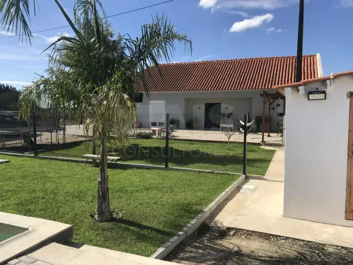 Quinta com moradia T4, piscina e anexos a 35 mint de Lisboa