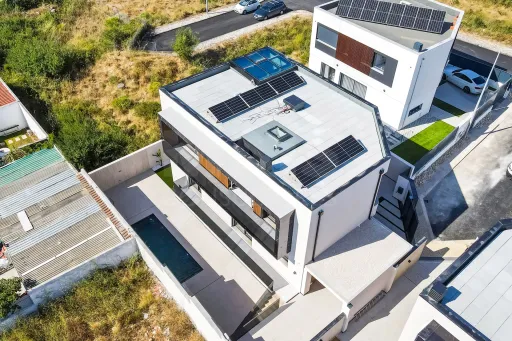 3 bedroom detached house with modern architecture, pool and garden area in São Domingos de Rana