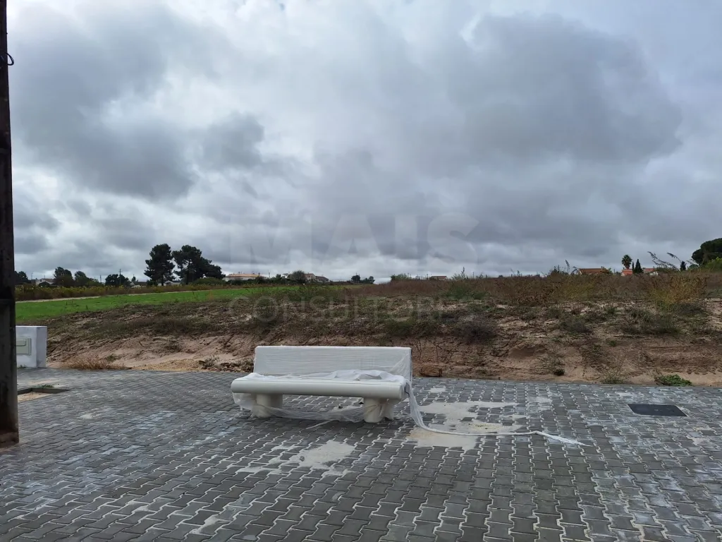 Urban plot with 1102m2 for housing construction.