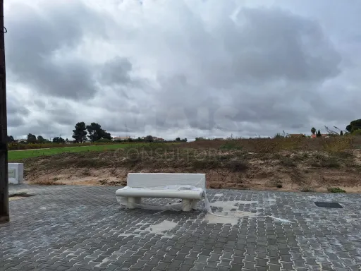 Urban plot with 1102m2 for housing construction.