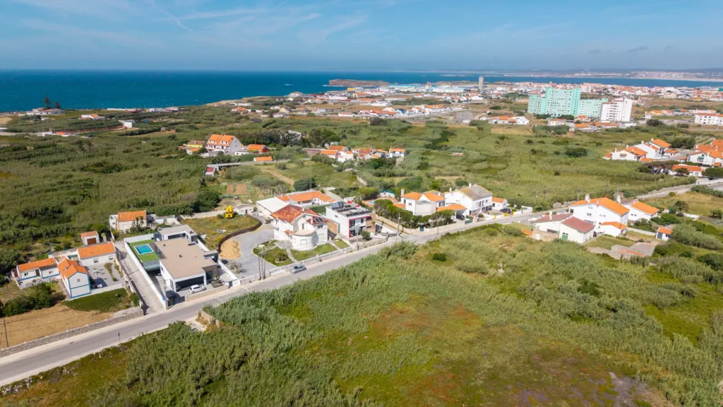 Deslumbrante Moradia T5 com Vista Mar, Piscina Privada e Excelente Exposição Solar
