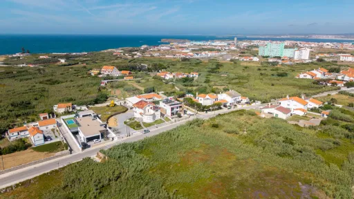 Deslumbrante Moradia T5 com Vista Mar, Piscina Privada e Excelente Exposição Solar