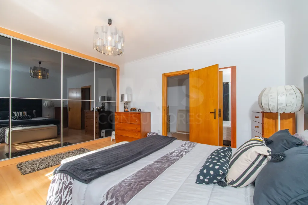 Moradia T2+2 totalmente remodelada com piscina aquecida no Porto Alto