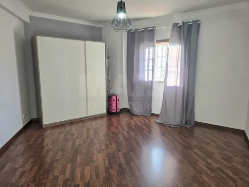 Moradia geminada T3 com garagem box e pátio de 60 M² | Alfeizerão