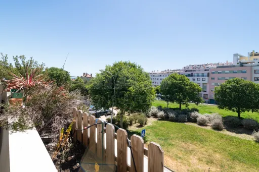 One-bedroom apartment with a terrace and garage in Linda a Velha