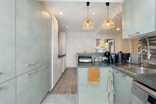Moradia com 3 apartamentos e vista mar