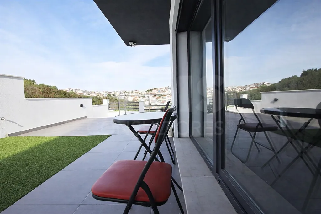 Moradia T4+1 com Quintal e Espaço para Piscina | Famões (Pontinha)