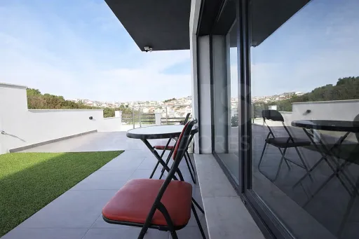 Moradia T4+1 com Quintal e Espaço para Piscina | Famões (Pontinha)