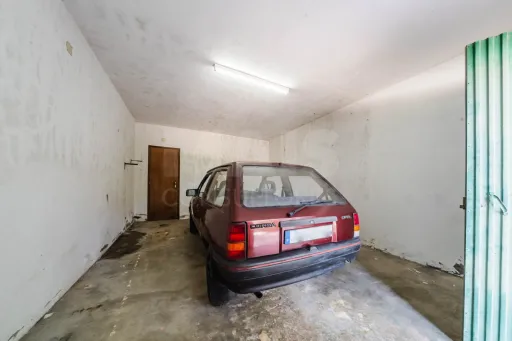 Moradia Isolada com Terreno de 9.840 m² em Barreiras – Cadaval