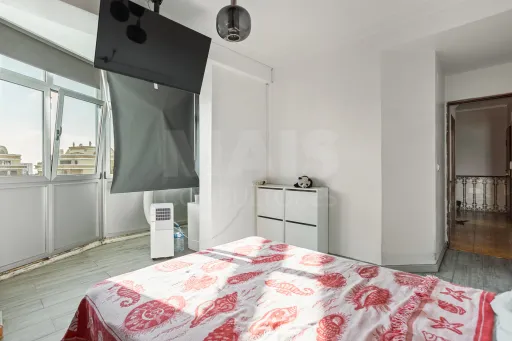 2-Bedroom Apartment with Excellent Potential | Sacavém | 5th Floor with Elevator