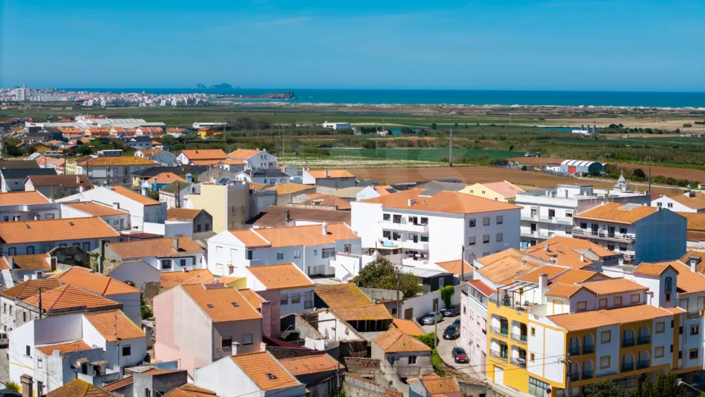 Moradia T3 com quintal para recuperar em Atouguia da Baleia