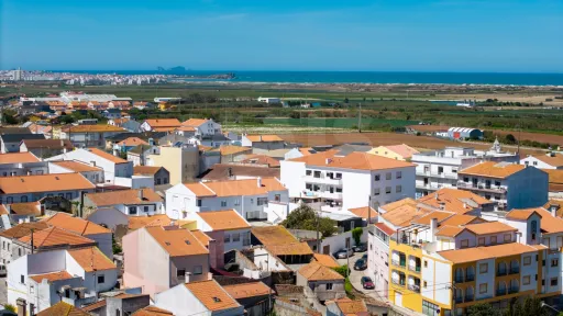 Moradia T3 com quintal para recuperar em Atouguia da Baleia