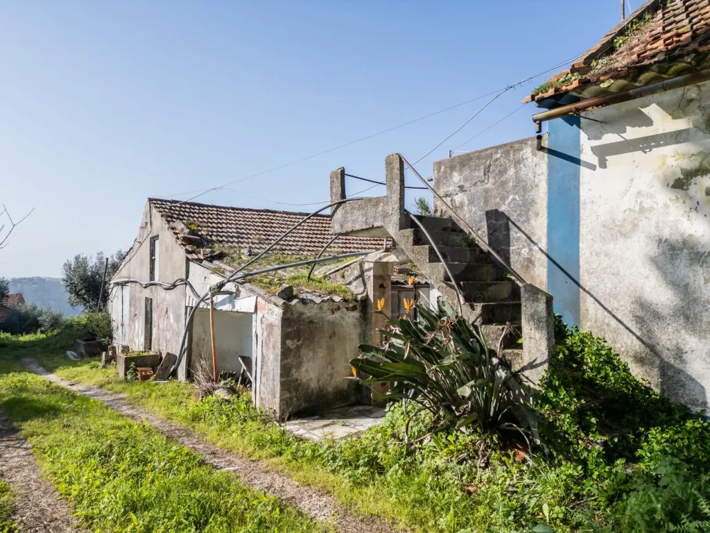 Oportunidade Única | Moradia com Terreno, Vista Aberta e Potencial de Valorização