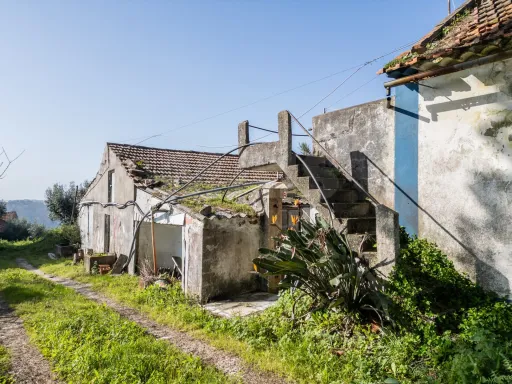 Oportunidade Única | Moradia com Terreno, Vista Aberta e Potencial de Valorização