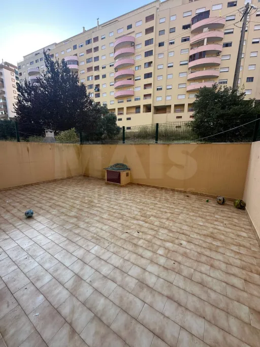 Apartamento T2 na Póvoa de Santa Iria com parqueamento e terraço