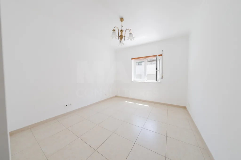 Apartamento T3 com garagem e varanda.