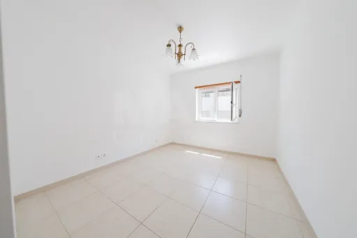 Apartamento T3 com garagem e varanda.