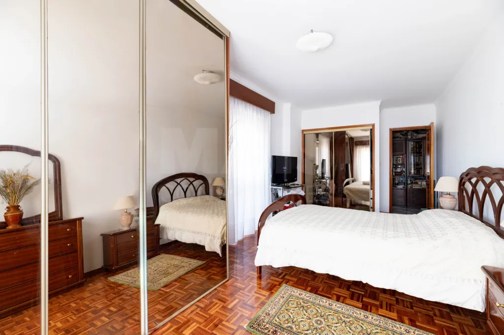 Apartamento T2 com Varanda e Arrecadação em Agualva Cacem - Sintra