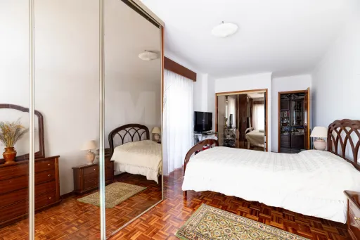 Apartamento T2 com Varanda e Arrecadação em Agualva Cacem - Sintra