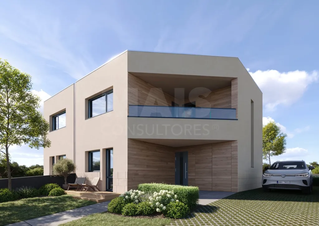 3 Bedroom Semi-Detached House w/ 1 Suite, Garden, Parking and Pool! (LT2)