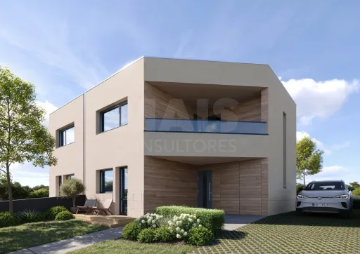 3 Bedroom Semi-Detached House w/ 1 Suite, Garden, Parking and Pool! (LT2)