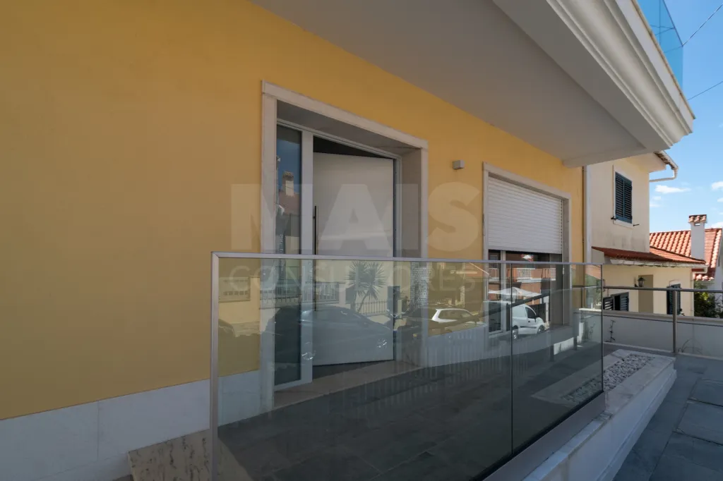 Moradia Geminada T4 + 1 com Piscina Famões