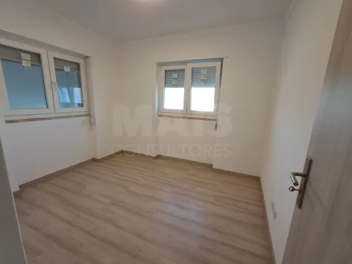 Moradia T3 com comércio e terraço no Coto