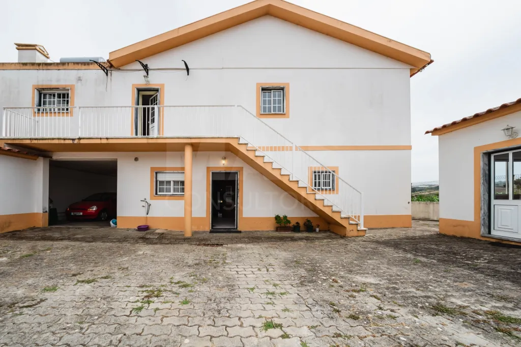 Moradia T5 com 2 Anexos em Terreno com mais de 1.400 m²