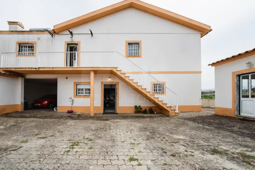 Moradia T5 com 2 Anexos em Terreno com mais de 1.400 m²