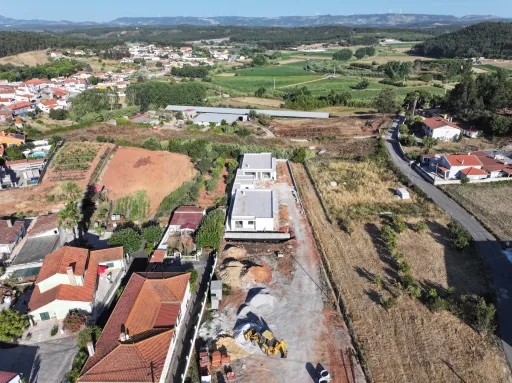 Moradia Contemporânea T4 com Suite Master, Piscina de Água Salgada, Garagem e Acabamentos Premium !