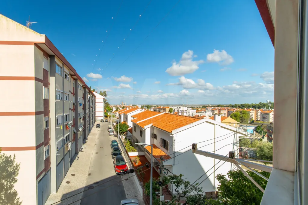 T2 no Bom Sucesso com excelente exposição solar e vistas desafogadas