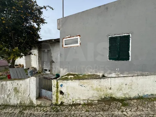 Oportunidade em Calhandriz: Moradia T2 Semi-Remodelada com Opção Chave na Mão