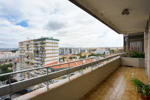 4 bedrooms in Lumiar - 18th century tiles - balconies and garage